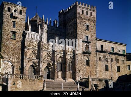 EXTERIEUR - FACHADA PRINCIPAL DEL MONASTERIO DE GUADALUPE (LADO SUR) - SIGLO XV - ESTILO GOTICO-MUDEJAR. Lage: MONASTERIO-EXTERIOR. GUADALUPE. CACERES. SPANIEN. Stockfoto