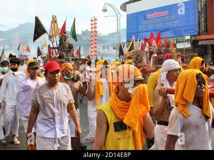 Phuket Stadt / Thailand - 7. Oktober 2019: Neun Kaiser Götter Festival oder Phuket Vegetarian Festival Straße Prozession, Parade mit taoistischen Anhängern Stockfoto