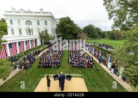 Präsident Trump nominiert Richterin Amy Coney Barrett für den Associate Justice des Obersten Gerichtshofs der USA. Präsident Donald J. Trump verkündet Richterin Amy Coney Barrett als seine Nominierung für den Associate Justice des Supreme Court of the United States am Samstag, den 26. September 2020, im Rosengarten des Weißen Hauses. Stockfoto