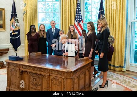Präsident Donald J. Trump nominiert am 26. September 2020 Richterin Amy Coney Barrett für den Associate Justice des Obersten Gerichtshofs der Vereinigten Staaten im Oval Office, begleitet von First Lady Melania Trump, Richter Barrett, ihrem Ehemann Jesse und ihren Kindern. Stockfoto