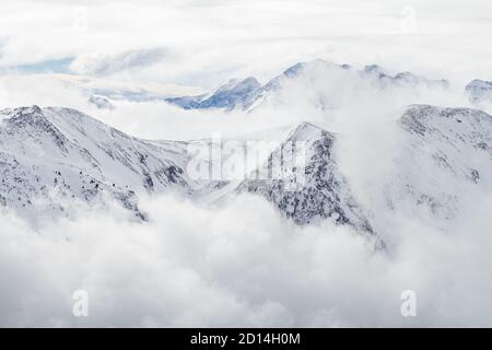 Bergkette über Wolken Saint-Lary Soulan, Pyrenäen - Wintersport Stockfoto