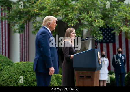 Präsident Trump nominiert Richterin Amy Coney Barrett für den Associate Justice des Obersten Gerichtshofs der USA. Richterin Amy Coney Barrett hält Bemerkungen, nachdem Präsident Donald J. Trump sie am Samstag, den 26. September 2020, im Rosengarten des Weißen Hauses als seine Kandidatin für den Associate Justice des Obersten Gerichtshofs der Vereinigten Staaten angekündigt hatte. Stockfoto