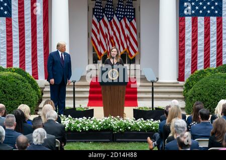 Präsident Trump nominiert Richterin Amy Coney Barrett für den Associate Justice des Obersten Gerichtshofs der USA. Richterin Amy Coney Barrett hält Bemerkungen, nachdem Präsident Donald J. Trump sie am Samstag, den 26. September 2020, im Rosengarten des Weißen Hauses als seine Kandidatin für den Associate Justice des Obersten Gerichtshofs der Vereinigten Staaten angekündigt hatte. Stockfoto