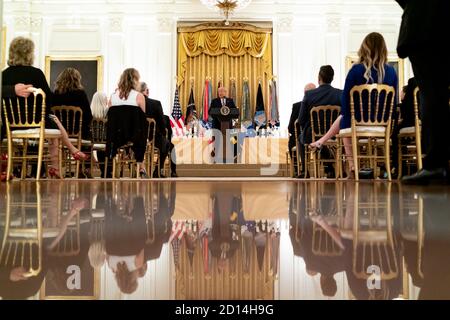 Empfang im Weißen Haus zu Ehren von Familien mit goldenen Sternen. Präsident Donald J. Trump spricht beim Empfang zu Ehren der Goldsternfamilien am Sonntag, den 27. September 2020, im Ostsaal des Weißen Hauses. Stockfoto