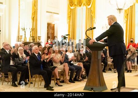 Empfang im Weißen Haus zu Ehren von Familien mit goldenen Sternen. Präsident Donald J. Trump spricht beim Empfang zu Ehren der Goldsternfamilien am Sonntag, den 27. September 2020, im Ostsaal des Weißen Hauses. Stockfoto