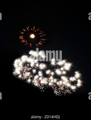 Erstaunliche bunte Feuerwerk Explosion in dunklen Hintergrund isoliert, rotes Feuerwerk, Unabhängigkeitstag, Neujahr, Explosion, explodieren, Lichtkunst performant Stockfoto