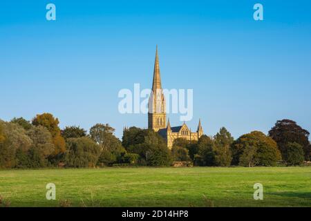 Kathedrale UK, Blick über die Salisbury Wasserwiese zur Kathedrale aus dem 13. Jahrhundert und ihrem 123 m hohen Turm, Salisbury, Wiltshire, England, Großbritannien Stockfoto