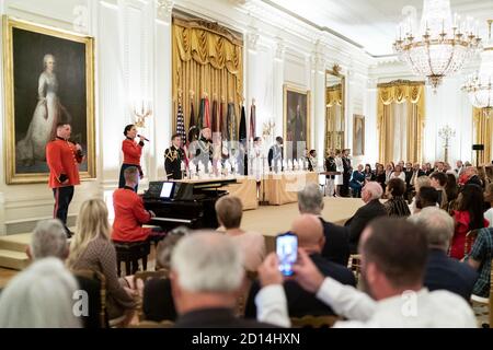 Empfang im Weißen Haus zu Ehren von Familien mit goldenen Sternen. Ein Lied wird gesungen, während Erinnerungskerzen bei einem Empfang angezündet werden, um Gold Star Familien Sonntag, 27. September 2020, im Ostraum des Weißen Hauses zu ehren. Stockfoto