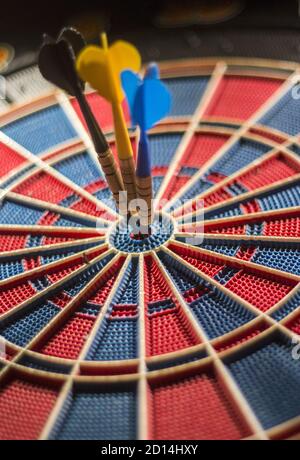 Nahaufnahme einer Dartscheibe mit drei Darts in der Zentrieren Stockfoto