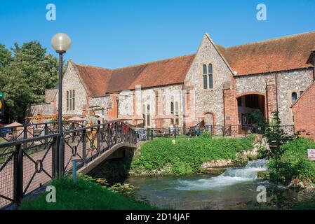 Salisbury Pub Restaurant, Blick im Sommer der Bishops Mill Pub, dessen Gebäude stammt aus dem 18. Jahrhundert; Szene von 2018 Novichok Vergiftungen, Großbritannien Stockfoto