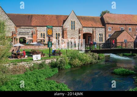 Bishops Mill Salisbury, Blick im Sommer des Bishops Mill Pub, dessen Gebäude stammt aus dem 18. Jahrhundert; Szene von 2018 Novichok Vergiftungen, Großbritannien Stockfoto