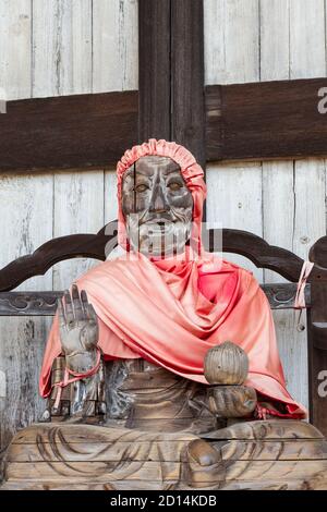 Hölzerne Binzuru (Heiler) Skulptur in Tōdai-ji, buddhistischer Tempel, Nara, Japan Stockfoto