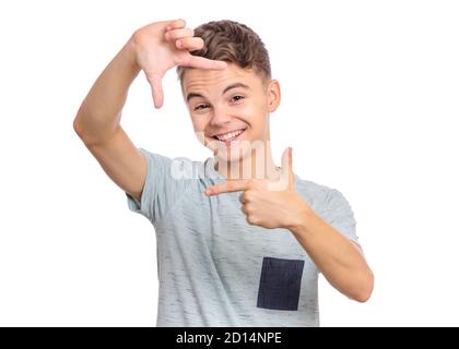 Positive niedliche Teenager machen Platz mit den Fingern, Blick auf die Kamera und angenehm lächelnd. Stockfoto