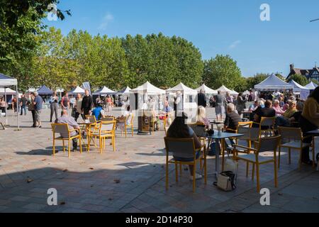 Salisbury Stadtzentrum, Blick im Sommer von Menschen entspannen an Café-Tischen in Market Square im Zentrum von Salisbury, Wiltshire, England, Großbritannien Stockfoto