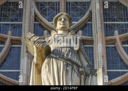 Gerechtigkeit, Amtsgericht Wedding, Mineralquelle, Mitte, Berlin, Deutschland, Justitia, Amtsgericht Wedding Brunnenplatz, Gesundbrunnen, M Stockfoto