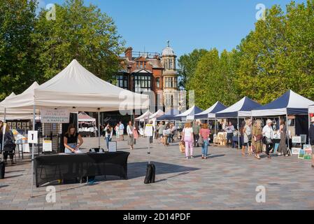 Kunstmarkt Großbritannien, Blick im Sommer von einer Kunst-und Handwerksmesse auf dem Marktplatz im Zentrum von Salisbury, Wiltshire, England, Großbritannien statt Stockfoto