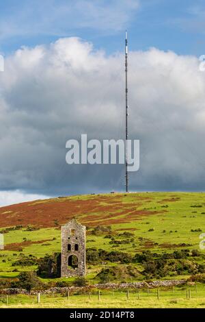 Ein stillgebauter Cornish Mine und Fernsehmast auf dem Caradon Hill in Minions, Bodmin Moor, Cornwall, England Stockfoto