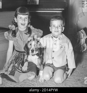 Bruder und Schwester posieren für ein Urlaubsbild mit ihrem Hund, USA 1950er Jahre Stockfoto