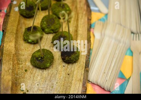 Veg Seekh Kabab serviert mit grünem Salat und Chutney gehalten In Tabelle Stockfoto