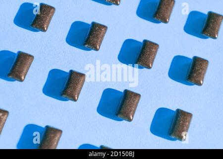 Schwarze Kaugummipolster auf blauem Hintergrund Stockfoto