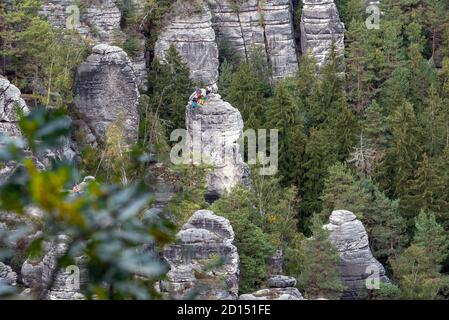 Bastei, Deutschland. Oktober 2020. Auf einem Felsen im Elbsandsteingebirge in der Nähe der Bastei gibt es Kletterer. Quelle: Stephan Schulz/dpa-Zentralbild/ZB/dpa/Alamy Live News Stockfoto