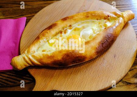 Warmes georgisches Brot mit Butter und Eigelb. Serviert auf einem hölzernen Küchenbrett Stockfoto