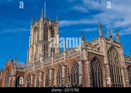 Hull Minster Kirchturm mit Uhr mit blauem Himmel Hintergrund an einem sonnigen Tag. Stockfoto