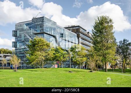 Delft, Niederlande, 4. Oktober 2020: Der Campus der Technischen Universität Delft an einem sonnigen Herbsttag mit dem Gebäude für den Tiefbau Stockfoto