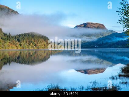 Loch Lubnaig an einem klaren ruhigen Tag mit tiefer Liegezeit Wolken und Reflexionen Stockfoto