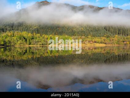 Loch Lubnaig an einem klaren ruhigen Tag mit tiefer Liegezeit Wolken und Reflexionen Stockfoto