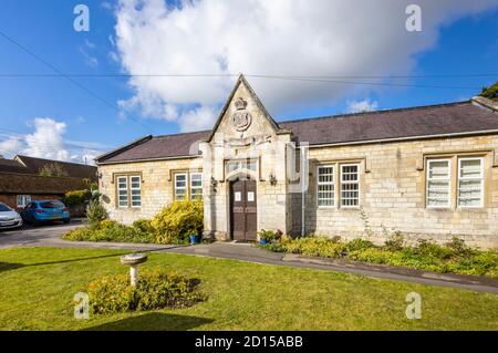 The Old School, ein historisches Gebäude aus dem Jahr 1835 in Great Bedwyn mit Bruce Clan Wappen und Motto Fuimus, einem Dorf im Osten Wiltshire, Südengland Stockfoto