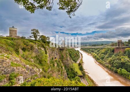 BRISTOL CITY CENTRE ENGLAND BRUNELS CLIFTON HÄNGEBRÜCKE ÜBER DIE AVON SCHLUCHT DAS OBSERVATORIUM UND EIN FELSKLETTERER IN DER NÄHE DER GELBE AUSSICHTSPLATTFORM Stockfoto