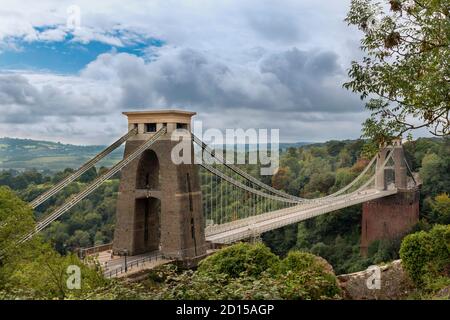 BRISTOL CITY CENTRE ENGLAND BRUNELS IKONISCHE CLIFTON HÄNGEBRÜCKE ÜBER DIE AVON-SCHLUCHT UND DER FLUSS AVON IM SPÄTSOMMER Stockfoto
