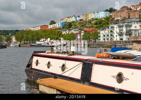 BRISTOL CITY HAUSBOOT LIEGT IM HAFEN BEI HOTWELLS COLOURED HÄUSER AUF DER SKYLINE Stockfoto