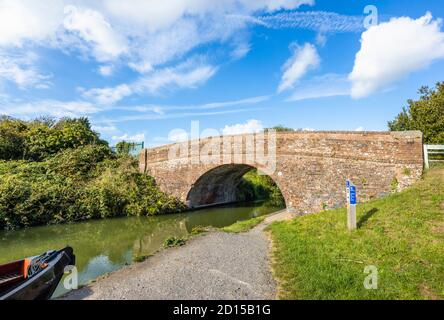 Traditionelle Backsteinstraße Brücke über den Fluss Dun, Kennet und Avon Canal Bruce Branch, Great Bedwyn, einem ländlichen Dorf in Wiltshire, Südengland Stockfoto