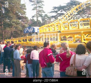 Vintage-Foto von Menschen, die auf der neu eröffneten Corkscrew Ride im Alton Towers Freizeitpark im Jahr 1980 Schlange stehen. Korkenzieher war eine Stahlachterbahn, die von der niederländischen Firma Vekoma gebaut wurde.die Fahrt wurde schließlich 2008 geschlossen Stockfoto