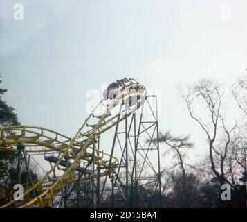 Vintage-Foto von der neu eröffneten Corkscrew Ride im Alton Towers Themenpark im Jahr 1980. Korkenzieher war eine Stahlachterbahn, die von der niederländischen Firma Vekoma gebaut wurde.die Fahrt wurde schließlich 2008 geschlossen Stockfoto