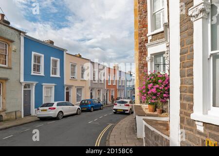 BRISTOL CITY STRASSEN VON FARBIGEN HÄUSERN IN DER CLIFTON HOLZ UND BELLEVUE CRESCENT Stockfoto