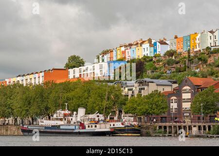 BRISTOL STADT DIE ELLEN UND BALMORAL BOOTE IN DER VERTÄUT HAFEN BEI HOTWELLS FARBIGE HÄUSER AUF DER SKYLINE Stockfoto