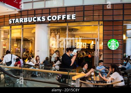 Shenzhen, China. Oktober 2020. Gäste in einem Starbucks Store einer amerikanischen Kaffeefirma und Kaffeehauskette. Kredit: Alex Tai/SOPA Images/ZUMA Wire/Alamy Live Nachrichten Stockfoto