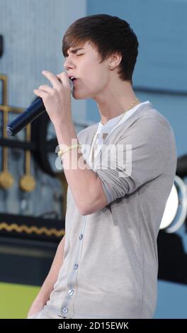 HOLLYWOOD, CA - JANUAR 26: Justin Bieber während der Michael Jackson Hand and Footprint Zeremonie im Grauman's Chinese Theatre am 26. Januar 2012 in Hollywood, Kalifornien. Stockfoto