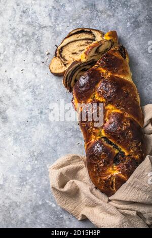 Traditionelles griechisches Osterbrot - Tsoureki in Scheiben geschnitten. Zopf aus süßem marmorierten Brioche mit Nüssen und Schokolade Stockfoto