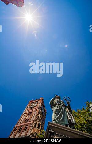 Eine vertikale Aufnahme der Nicolaus Copernicus Statue in Torun, Polen Stockfoto