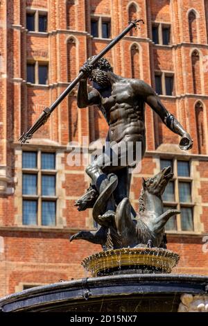 Danzig, Pommern / Polen - 2020/07/14: Neptunbrunnen - Fontanna Neptuna - vor dem alten Rathaus am langen Markt Dlugi Rynek in der Altstadt c Stockfoto