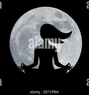 Silhouette Frau Durchführung Yoga vor Vollmond an Nacht Stockfoto