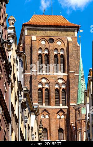 Danzig, Pommern / Polen - 2020/07/14: Zwillingstürme der Marienbasilika - Bazylika Mariacka - von der Kaletnicza-Straße in der historischen Altstadt aus gesehen Stockfoto