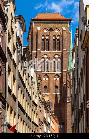 Danzig, Pommern / Polen - 2020/07/14: Zwillingstürme der Marienbasilika - Bazylika Mariacka - von der Kaletnicza-Straße in der historischen Altstadt aus gesehen Stockfoto