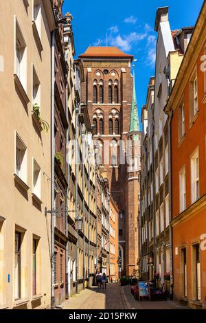 Danzig, Pommern / Polen - 2020/07/14: Zwillingstürme der Marienbasilika - Bazylika Mariacka - von der Kaletnicza-Straße in der historischen Altstadt aus gesehen Stockfoto