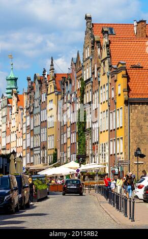 Danzig, Pommern / Polen - 2020/07/14: Panoramablick auf die Altstadt von Danzig mit Touristen Sehenswürdigkeiten entlang Piwna Straße Stockfoto