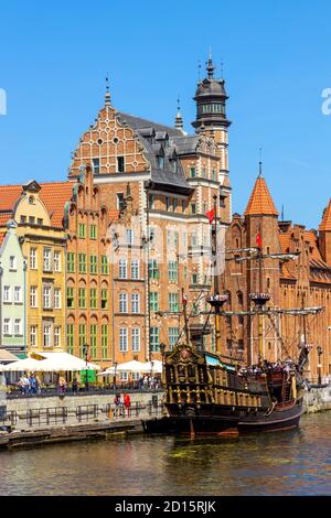 Danzig, Pommern / Polen - 2020/07/14: Mariacka Tor und Archäologisches Museum entlang der Hanseatic Houses Pier am Motlawa Flussufer im alten Schlepptau Stockfoto